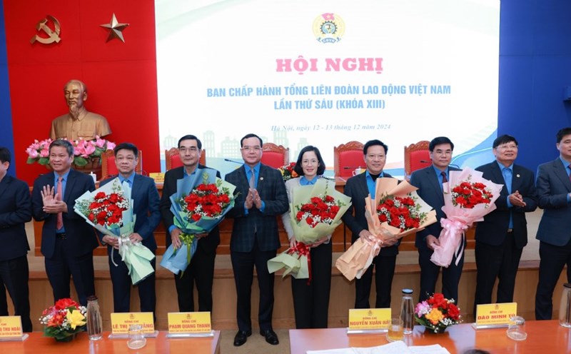 President of the Vietnam General Confederation of Labor Nguyen Dinh Khang and Vice Presidents of the Vietnam General Confederation of Labor congratulated the comrades elected to the Executive Committee and Inspection Committee of the Vietnam General Confederation of Labor for the 2023-2028 term. Photo: Hai Nguyen