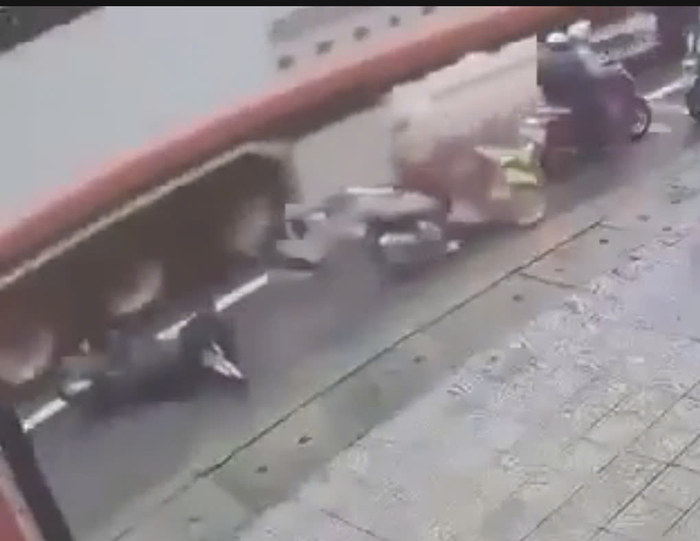 After the collision, A was run over by a tractor trailer and died on the spot. Photo cut from clip