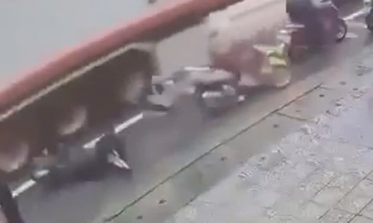 Sau vụ va chạm, A bị xe đầu kéo cán tử vong tại chỗ. Ảnh cắt từ clip