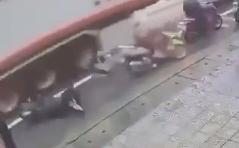 After the collision, A was run over by a tractor trailer and died on the spot. Photo cut from clip