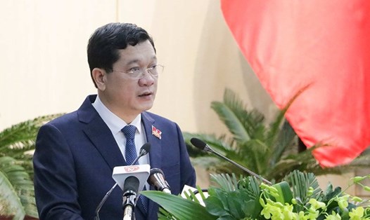 Phó Chủ tịch Thường trực HĐND thành phố Đà Nẵng - Trần Phước Sơn báo cáo tại kỳ họp ngày 13.12. Ảnh: Nguyễn Mỹ