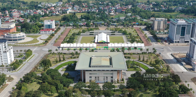 Quang truong Trung tam Hoi nghi tinh Cao Bang la noi su kien dien ra. Anh: Tan Van.