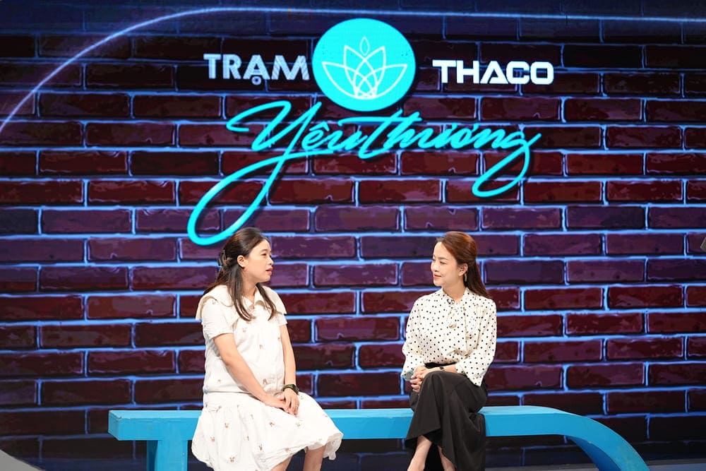 Disabled girl Le Thuy Hang is a guest on the show "Love Station". Photo: VTV