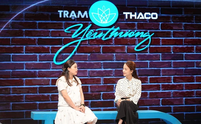 Disabled girl Le Thuy Hang is a guest on the show "Love Station". Photo: VTV