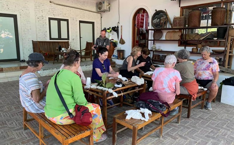 Thai brocade weaving products of Mai Chau are displayed in a booth. Photo: Vi Thi Thuan