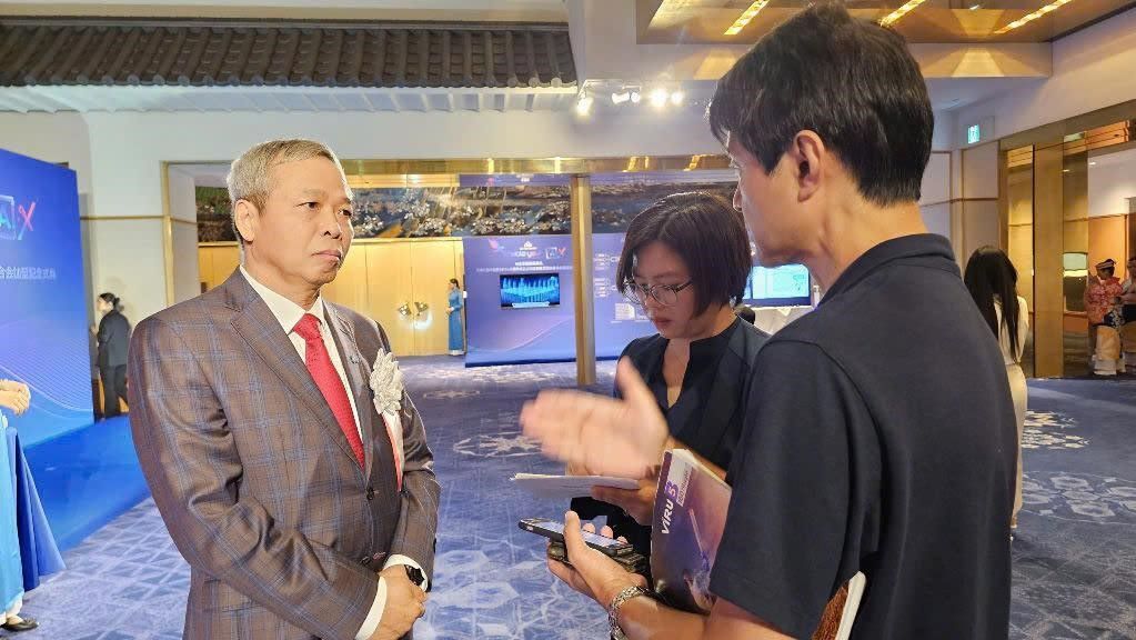Journalist Koji Nozawa, Senior Editor of Nikkei newspaper, interviewed CMC Chairman Nguyen Trung Chinh at the CMC AI.X event in Tokyo, Japan on September 18, 2024. Photo: CMC