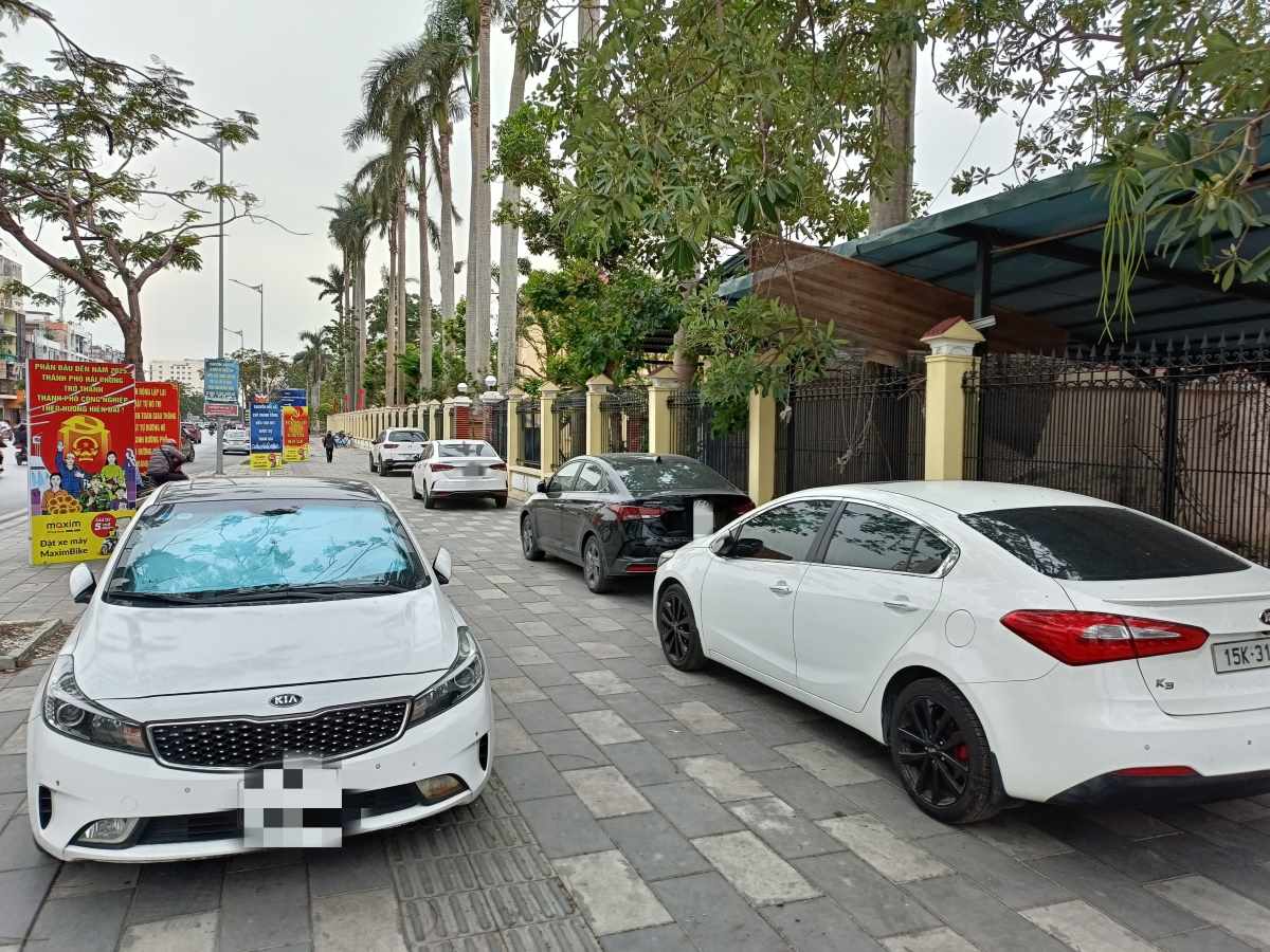Cars occupy the sidewalk on Lach Tray Street, Hai Phong. Photo: Hoang Khoi