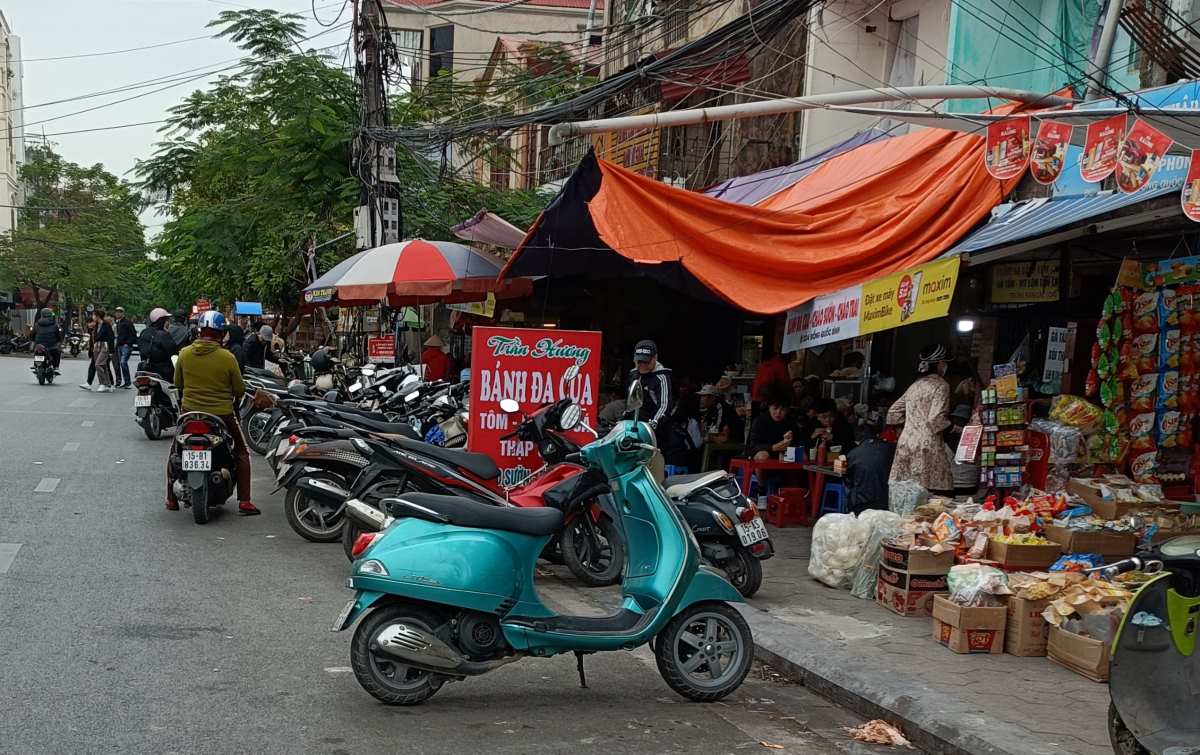 Cung voi tinh trang xe o to dau do sai quy dinh, lan chiem long duong, via he, thoi diem cuoi nam o Hai Phong, via he, long duong cung bi chiem dung lam noi kinh doanh, buon ban. 