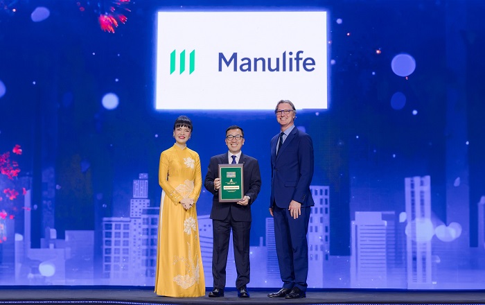 Manulife Viet Nam Ong Ton That Anh Vu, Pho tong Giam doc Khoi Nhan su Manulife Viet Nam nhan giai thuong “Noi lam viec tot nhat Viet Nam 2024” tu dai dien Anphabe. Anh: Hai Nhu.