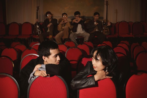 Chillies having fun backstage with the characters in the MV. Photo: Interviewee