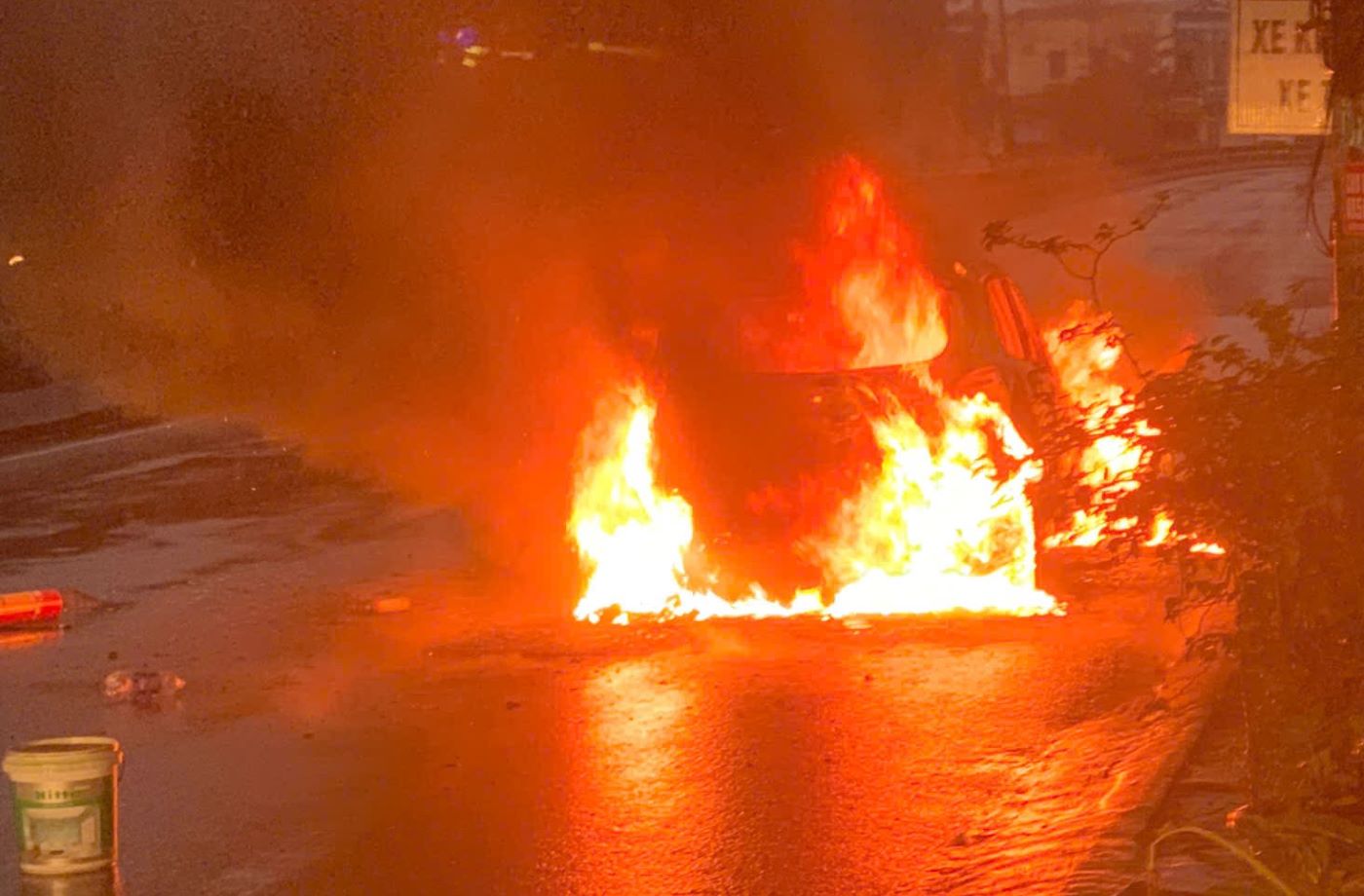 The car caught fire fiercely on the morning of December 13. Photo: Quang Tri Police.