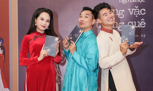 Nhà báo Ngô Bá Lục (áo dài xanh) trong buổi giới thiệu cuốn tản văn "Vằng vặc trăng quê". Ảnh: NVCC