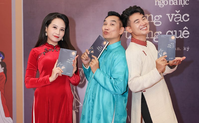 Journalist Ngo Ba Luc (in blue ao dai) at the introduction of the essay book "Vang vac trang que". Photo: Interviewee
