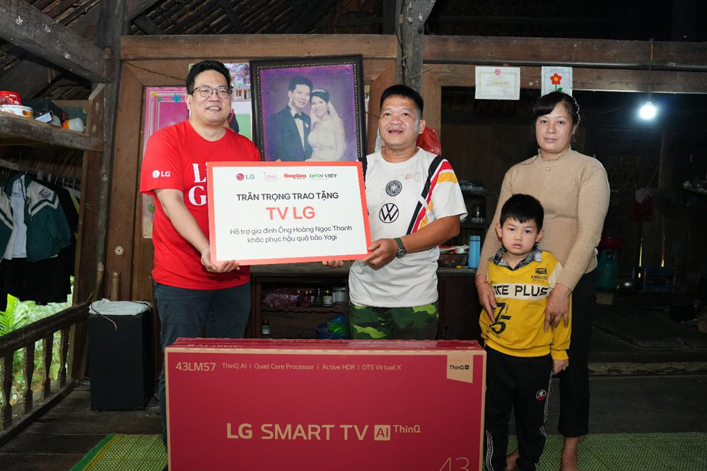 LG representative presented a TV to Mr. Hoang Ngoc Thanh's family. Photo: Provided by DN