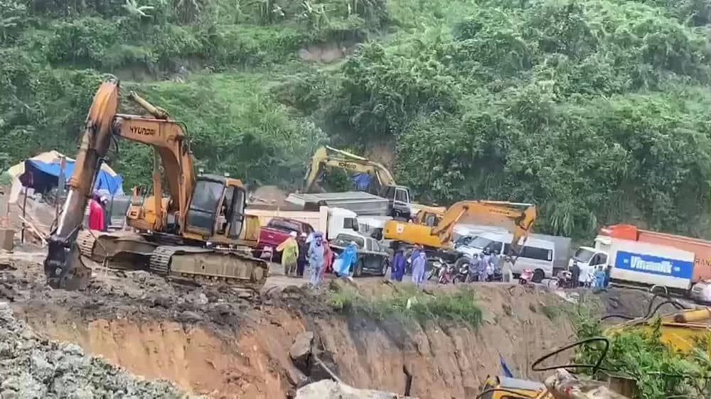 Tắc đường kéo dài trên Quốc lộ 19 đoạn qua đèo An Khê vào ngày 12.12. Ảnh: Thanh Tuấn 