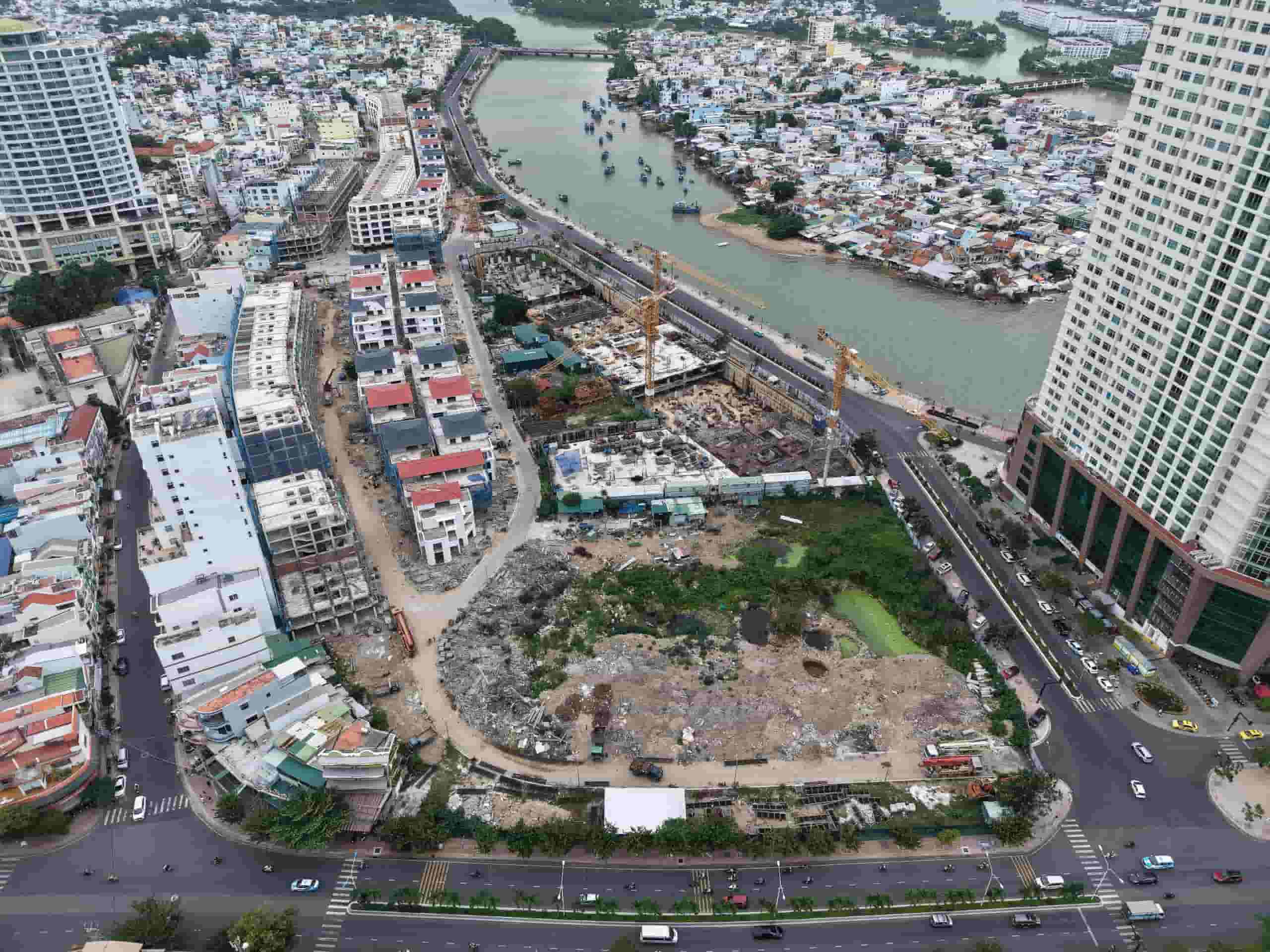 The Tan Lap Islet project of Song Da - Nha Trang Company is behind schedule and has requested for extension many times. Photo: Huu Long