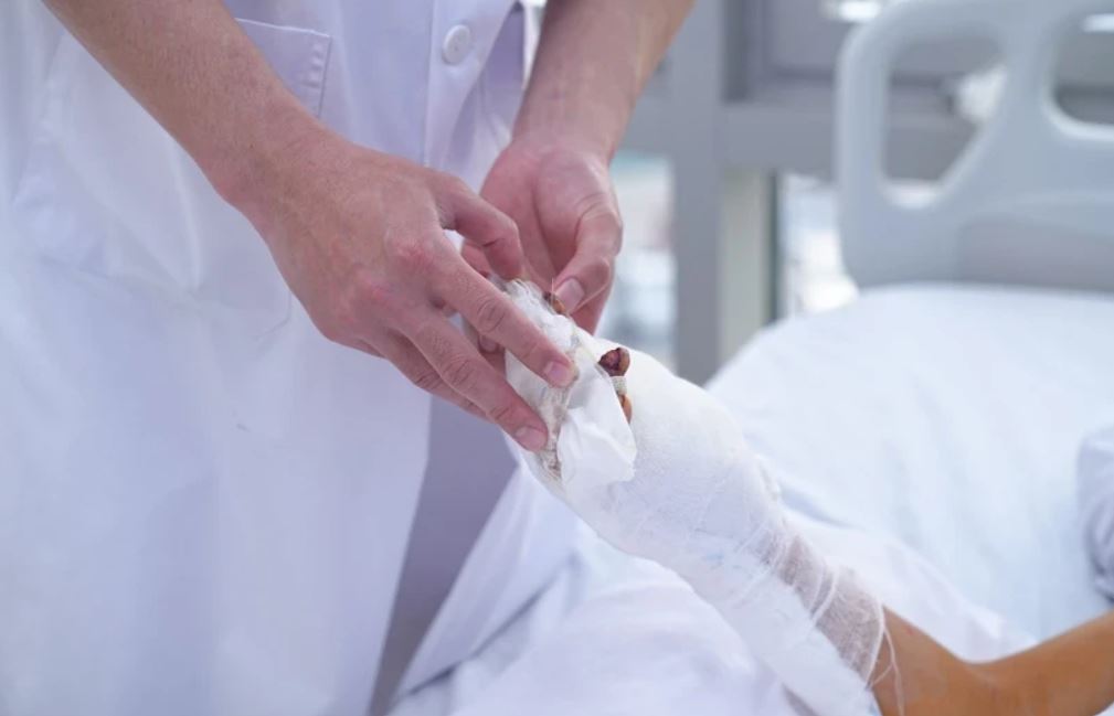 A 10th grade student was seriously injured after a loud explosion. Illustrative photo