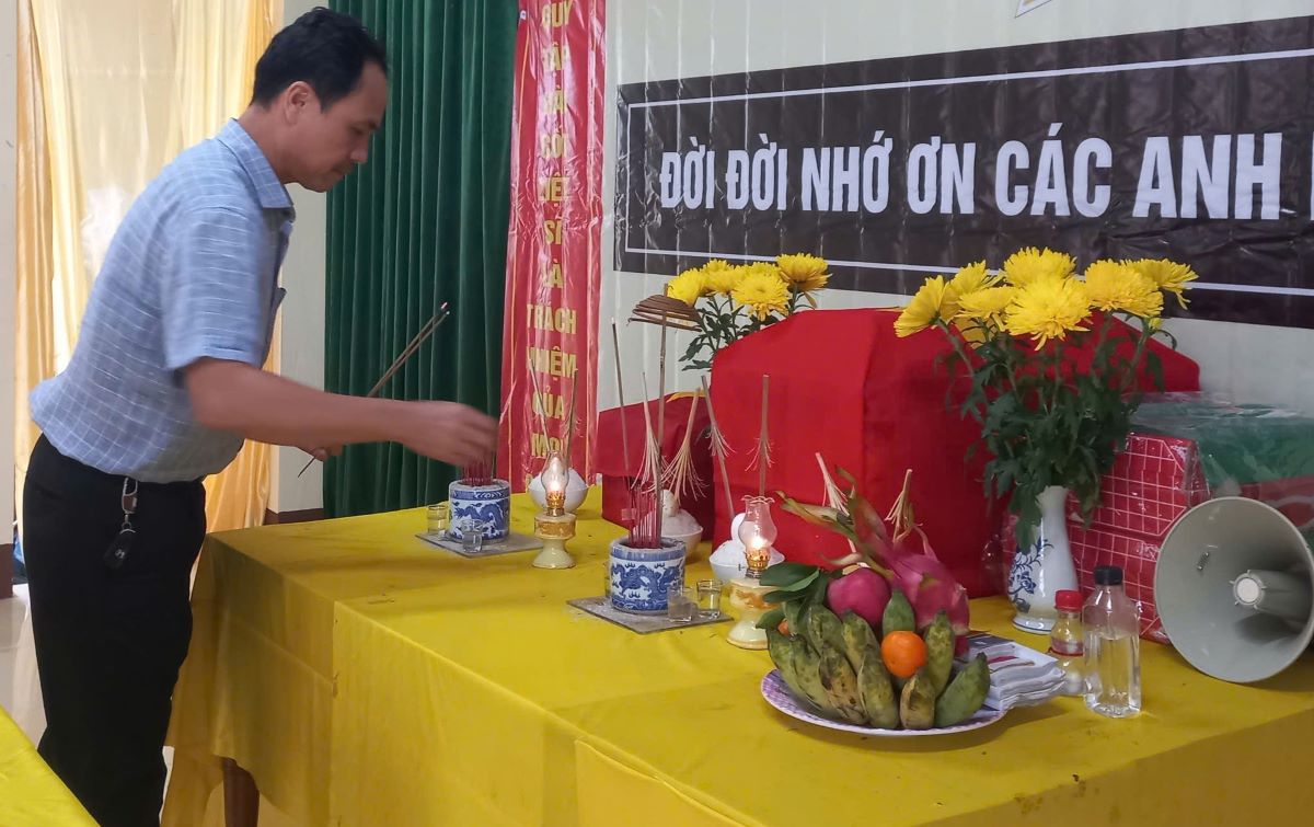 The remains of four martyrs were brought to the Ba Thung Village Community Learning Center, awaiting burial. Photo: Anh Vu.
