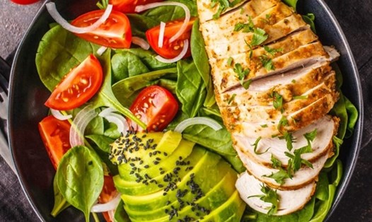 Thực đơn bữa trưa giảm mỡ nội tạng trong 1 tuần không chỉ là một cách hiệu quả để kiểm soát cân nặng mà còn cải thiện sức khỏe toàn diện. Ảnh: Tuấn Đạt.