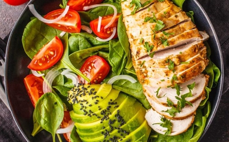 A one-week visceral fat-reducing lunch menu is not only an effective way to control weight but also improve overall health. Photo: Tuan Dat.