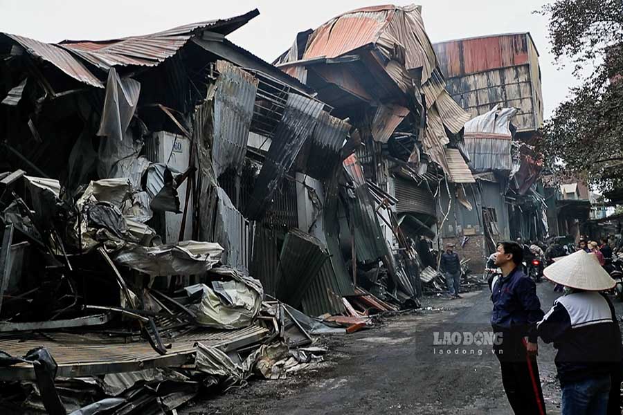 The once bustling row of commercial and manufacturing buildings is now a ruin. Authorities are currently investigating the cause of the incident. There are no statistics on property damage yet, but fortunately there were no human casualties.