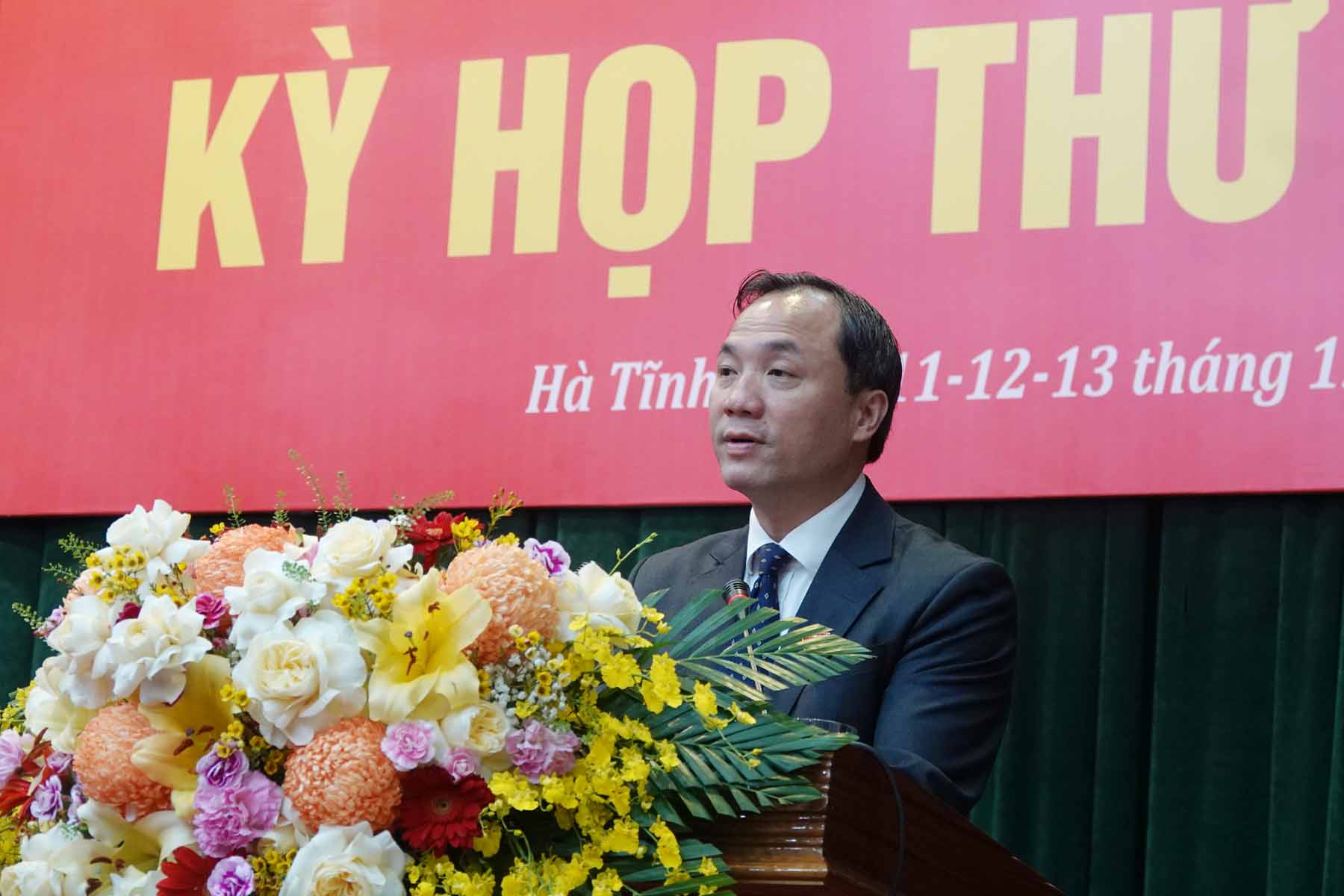 The Secretary of the Provincial Party Committee and Chairman of the People's Council of Ha Tinh province directed that officials must not be allowed to waver or neglect their work when streamlining the apparatus. Photo: Tran Tuan