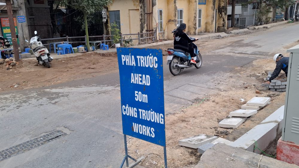 Road construction is behind schedule, people have to travel through dusty roads every day. Photo: Phu Den