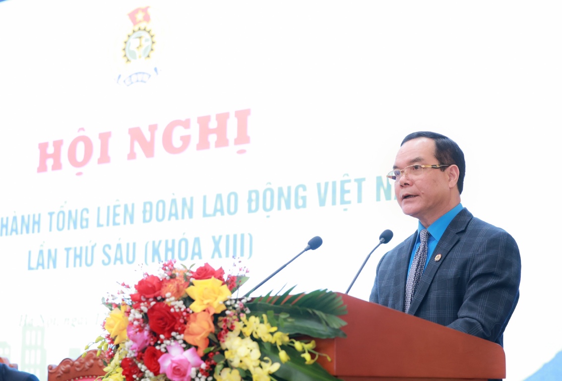 President of the Vietnam General Confederation of Labor Nguyen Dinh Khang launched the 2025 emulation campaign, including the emulation campaign to effectively implement the Party's policies on streamlining the organizational apparatus and improving operational efficiency and effectiveness. Photo: Hai Nguyen