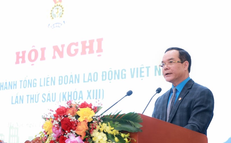 President of the Vietnam General Confederation of Labor Nguyen Dinh Khang launched the 2025 emulation campaign, including the emulation campaign to effectively implement the Party's policies on streamlining the organizational apparatus and improving operational efficiency and effectiveness. Photo: Hai Nguyen