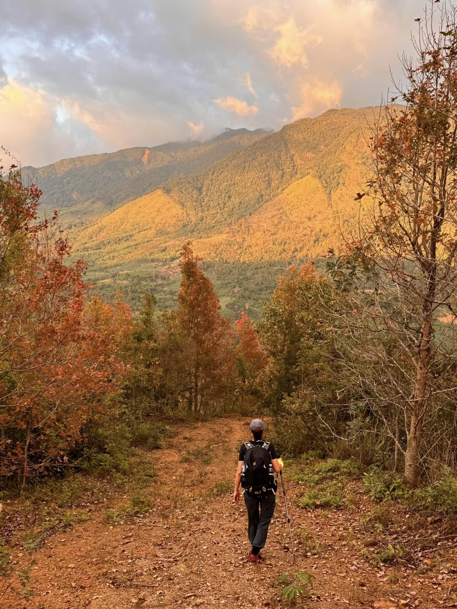 Mot trong nhung diem thu hut du khach o Khe Sanh dip cuoi nam la ho thuy dien Rao Quan bao quanh la nhung canh rung phong huong vao mua la do vang.