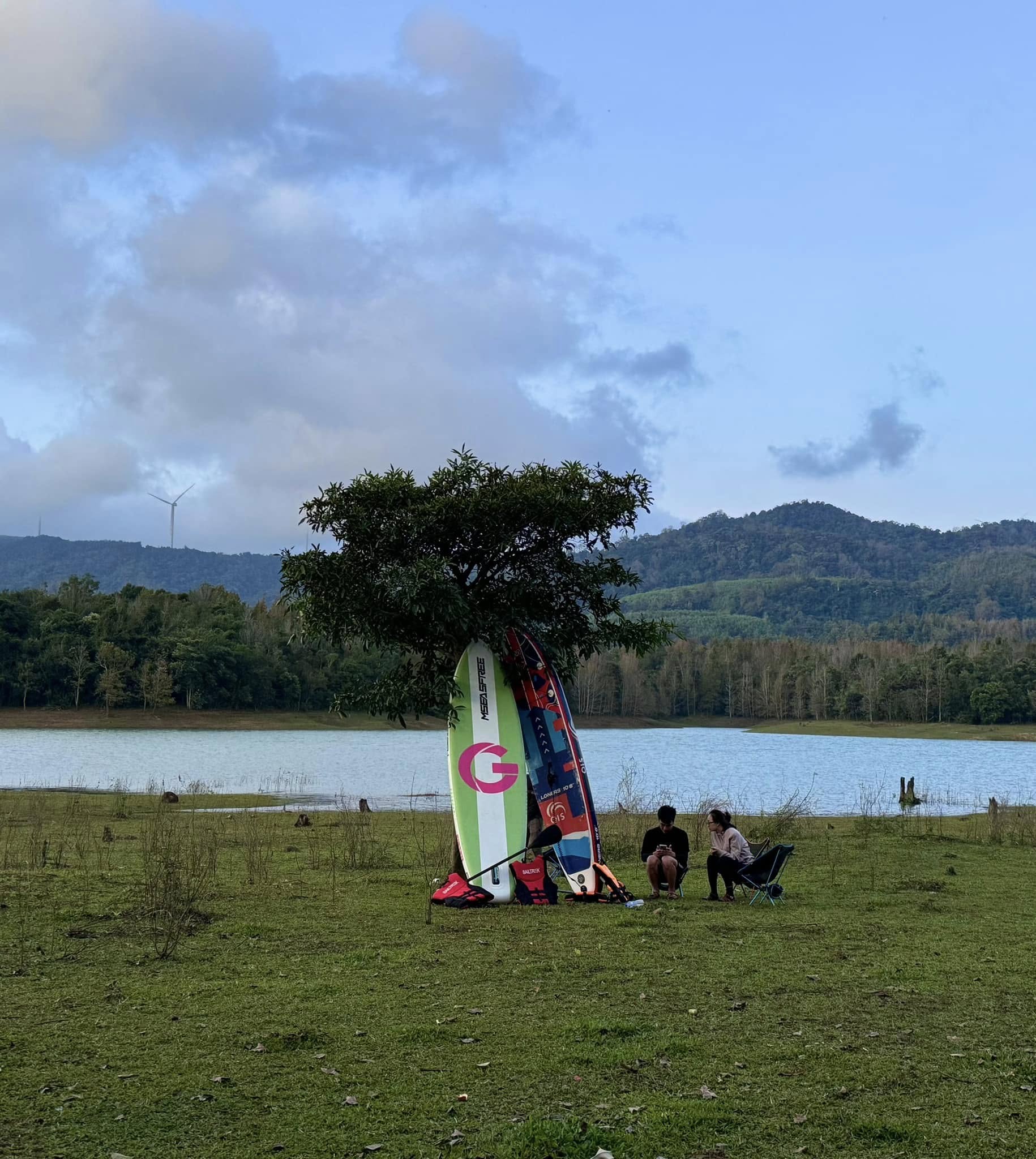 Mot tour trai nghiem 2 ngay 1 dem co gia khoang 2 trieu dong da bao gom dua don tai Khe Sanh, di thuyen tren ho, cung cap sup, leu trai, cac bua an nuong...