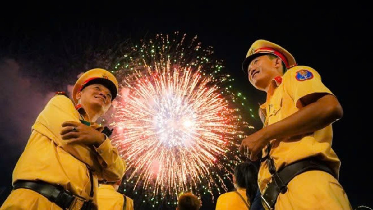 Can Tho organizes high-altitude fireworks display for Tet At Ty 2025 at Hoa Su Restaurant, Ninh Kieu District. Photo: Ta Quang