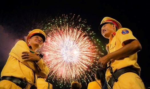 Cần Thơ tổ chức bắn pháo hoa tầm cao Tết Ất Tỵ 2025 tại khu vực Nhà hàng Hoa Sứ, quận Ninh Kiều. Ảnh: Tạ Quang