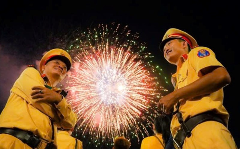 Can Tho organizes high-altitude fireworks display for Tet At Ty 2025 at Hoa Su Restaurant, Ninh Kieu District. Photo: Ta Quang