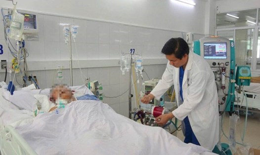 Cử tri thành phố Đà Nẵng bức xúc tình trạng thuốc thiếu tại bệnh viện. Trong ảnh: Cứu sống bệnh nhân bị điện giật dẫn đến ngưng tim, ngưng thở. Ảnh: Mai Hương