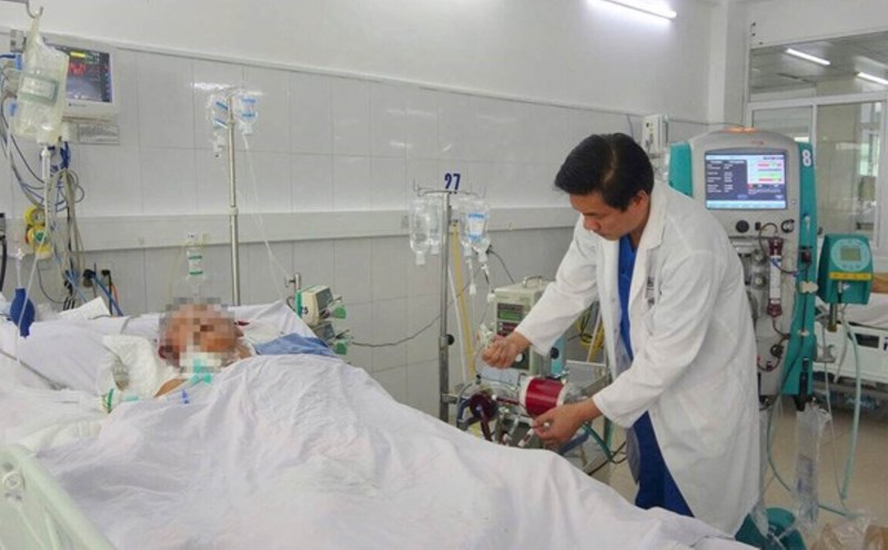 Voters in Da Nang city are upset about the shortage of medicine at the hospital. In the photo: Saving the life of a patient who was electrocuted and suffered cardiac and respiratory arrest. Photo: Mai Huong
