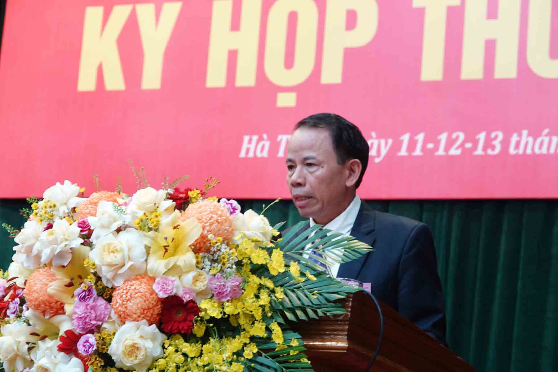 Tai ky hop thu 23 HDND tinh Ha Tinh dien ra tu 11 - 13.12, o phan chat van va tra loi chat van, ong Le Minh Dao - Giam doc So Noi vu Ha Tinh nhan duoc nhieu cau hoi quan tam ve chinh sach ho tro cho can bo khi sap xep, tinh gon bo may. Anh: Tran Tuan.