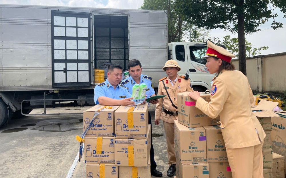 Market Management Team No. 9, Thanh Hoa Market Management Department coordinates with Traffic Police to inspect goods at the end of the year. Photo: Thanh Hoa Market Management Department