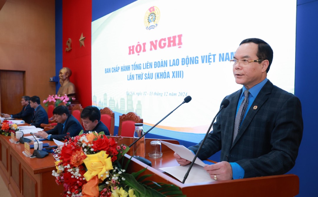 President of the Vietnam General Confederation of Labor Nguyen Dinh Khang delivered a closing speech at the conference, directing trade unions at all levels to grasp the situation of employment, wages, and Tet bonuses among workers. Photo: Hai Nguyen