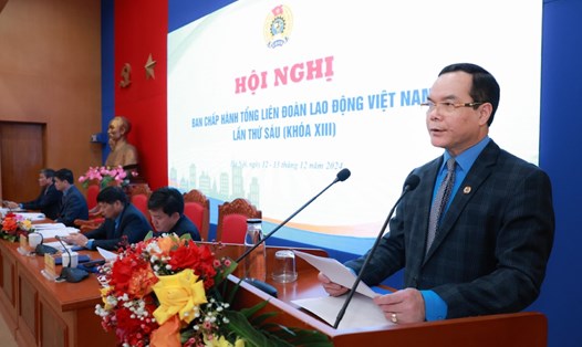 Chủ tịch Tổng Liên đoàn Lao động Việt Nam Nguyễn Đình Khang phát biểu bế mạc hội nghị, chỉ đạo các cấp công đoàn nắm tình hình việc làm, tiền lương, thưởng Tết trong công nhân lao động. Ảnh: Hải Nguyễn