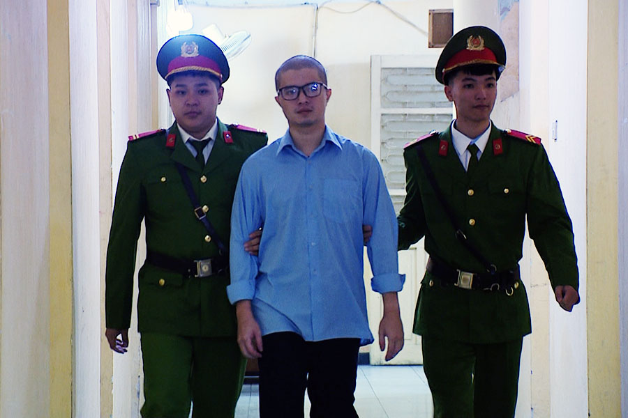 Phó Đức Nam (Mr Pips) tại cơ quan công an. Ảnh: Tô Thế