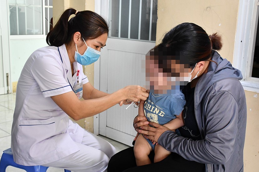 Measles vaccination for children at Ward 11 Medical Center, Vung Tau City. Photo: Hoang Huong