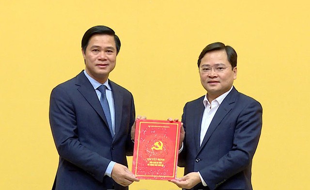 Bí thư Tỉnh ủy Bắc Ninh Nguyễn Anh Tuấn (bên phải) trao Quyết định cho ông Lê Xuân Lợi. Ảnh: Cổng TTĐT Bắc Ninh



