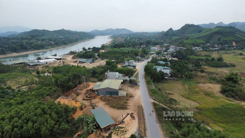 Kiểm tra xưởng gỗ lấn chiếm hành lang trên QL37. Ảnh: Lam Thanh