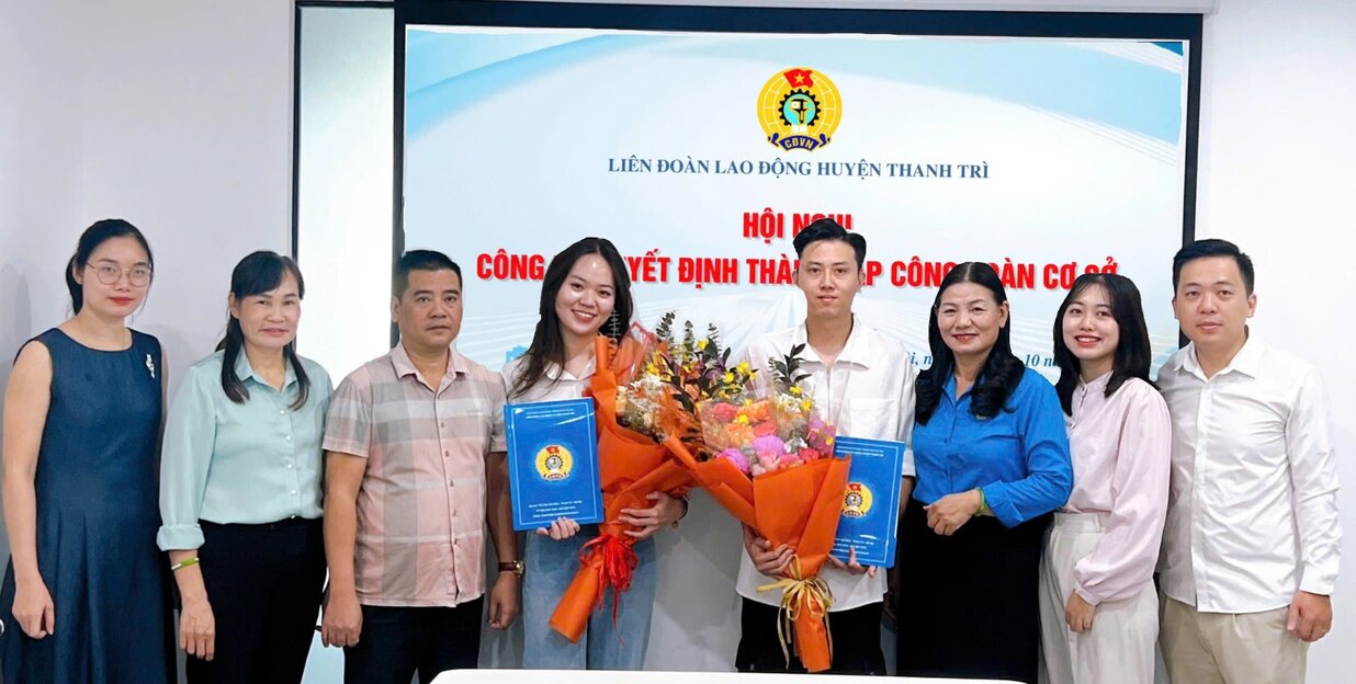 Proactively negotiating and signing Collective Labor Agreements is one of the tasks assigned by Thanh Tri District Labor Federation to grassroots unions when handing over the establishment decision. Photo: Grassroots Union