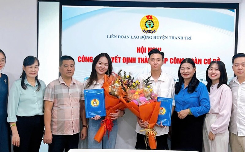 Proactively negotiating and signing Collective Labor Agreements is one of the tasks assigned by Thanh Tri District Labor Federation to grassroots unions when handing over the establishment decision. Photo: Grassroots Union