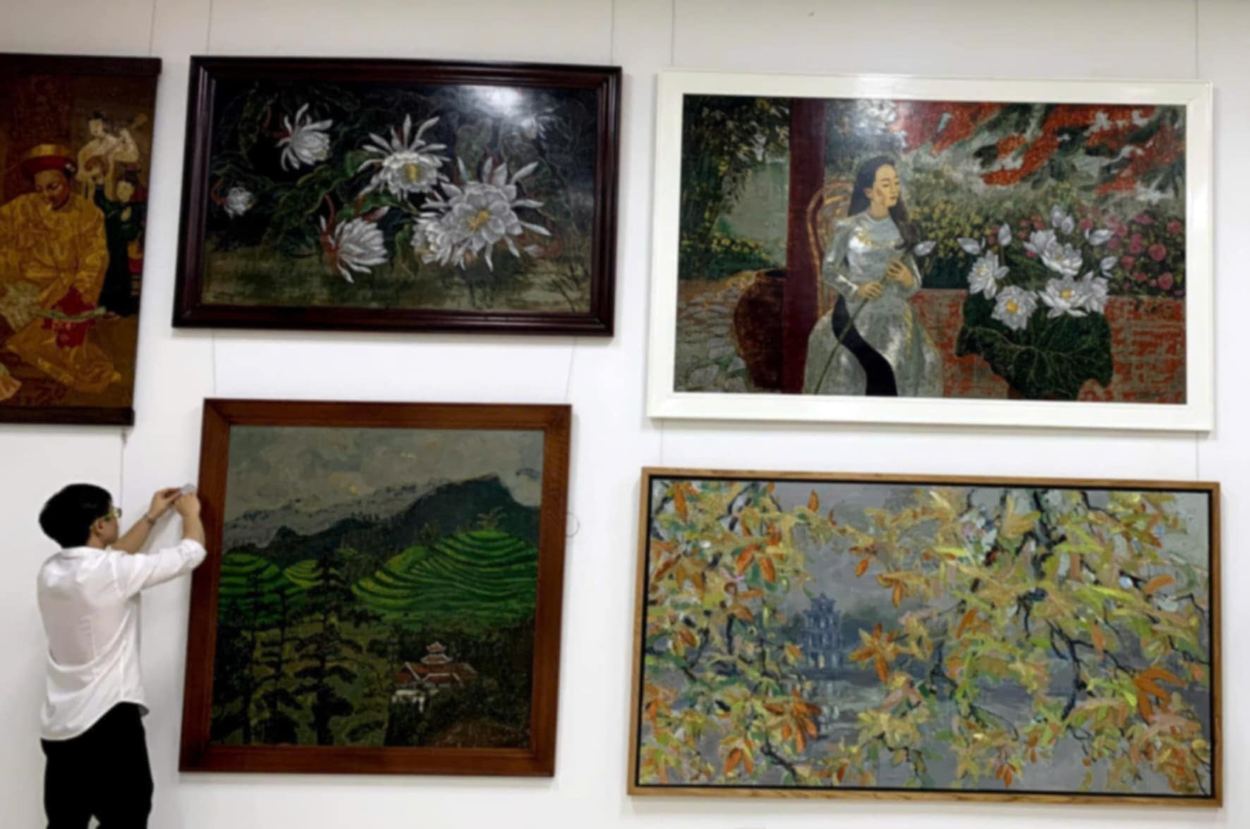 Gen Z Dang Hoang Anh and his work at the art showroom. Photo: Quynh Chi