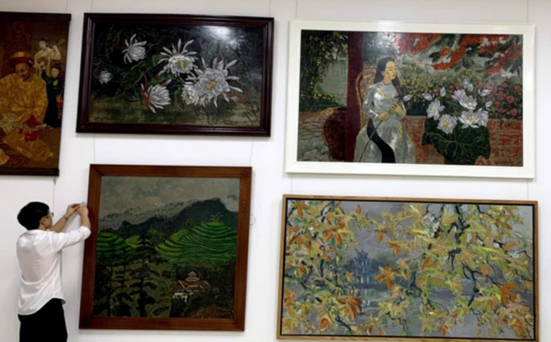 Gen Z Dang Hoang Anh and his work at the art showroom. Photo: Quynh Chi