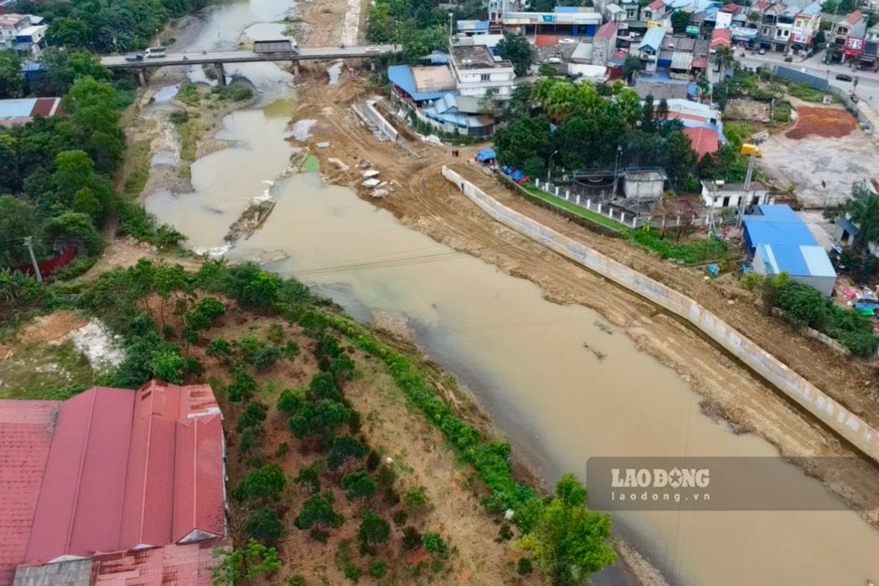 Urgent construction of anti-erosion embankment worth hundreds of billions in Thai Nguyen. Photo: Nguyen Hoan.