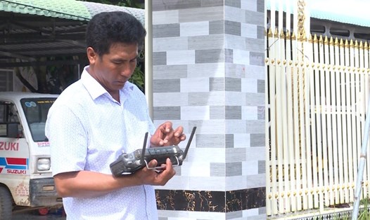 Bà con địa phương quý mến, trân trọng người nông dân Khmer giỏi, sáng tạo, mạnh dạn ứng dụng công nghệ. Ảnh: Xuân Nhi